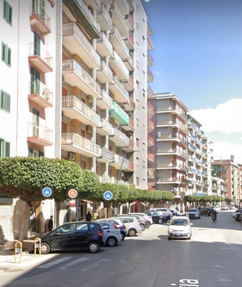 1 room Commercial property in Taranto, Italy No. 251722
