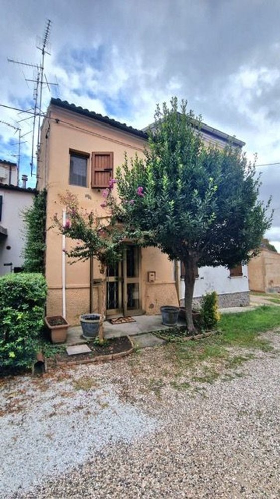 4 bedrooms House in Ferrara, Italy No. 380730