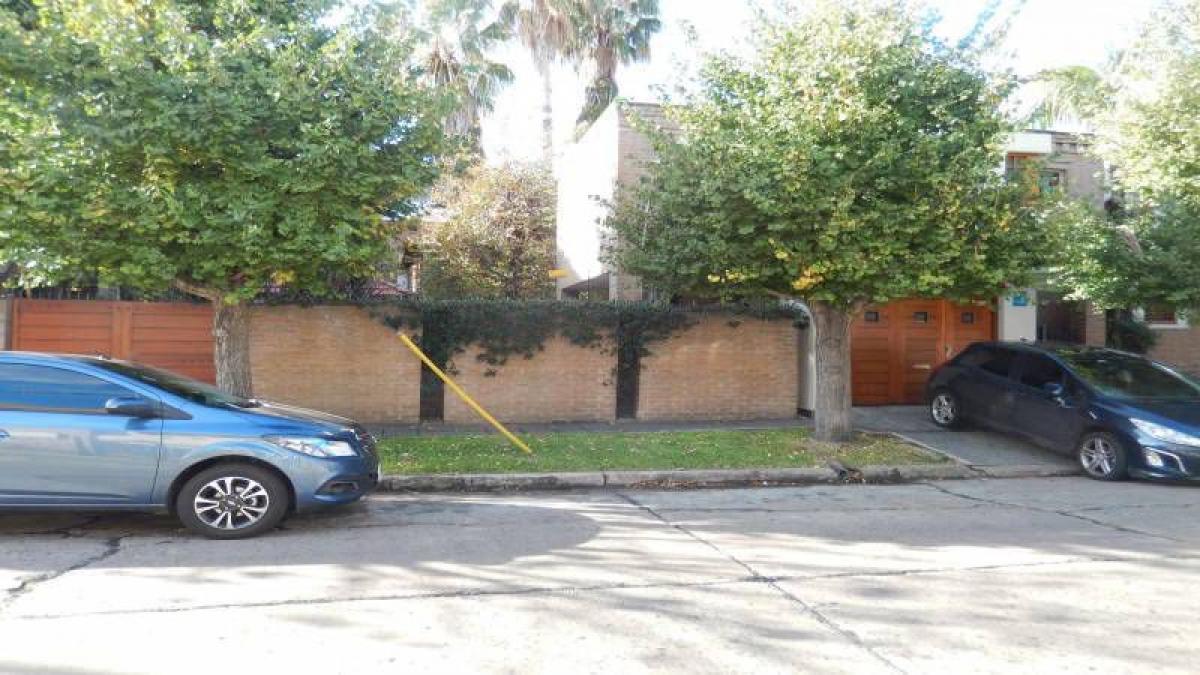 3 bedrooms House in Quilmes, Argentina No. 10293