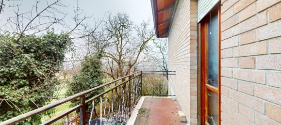 4 bedrooms Villa in Baiso, Italy No. 64196 13