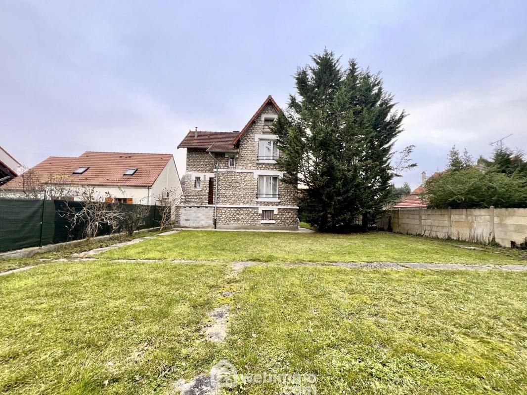 3 bedrooms House in Sainte-Genevieve-des-Bois, France No. 165507