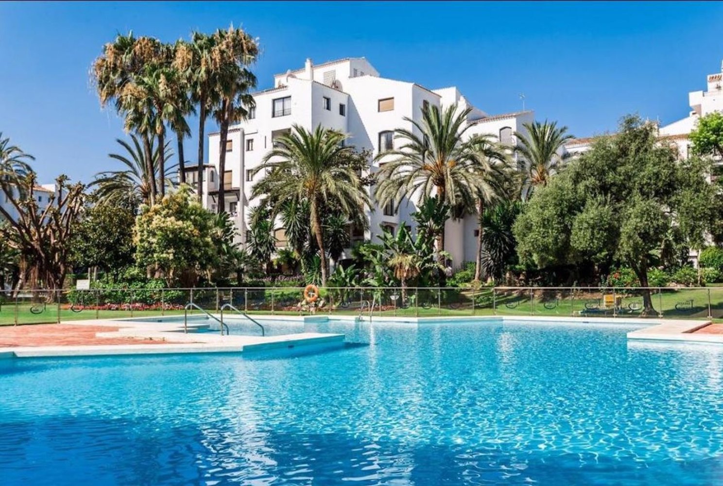 Apartamento de 2 dormitorios en Marbella, Spain No. 44968