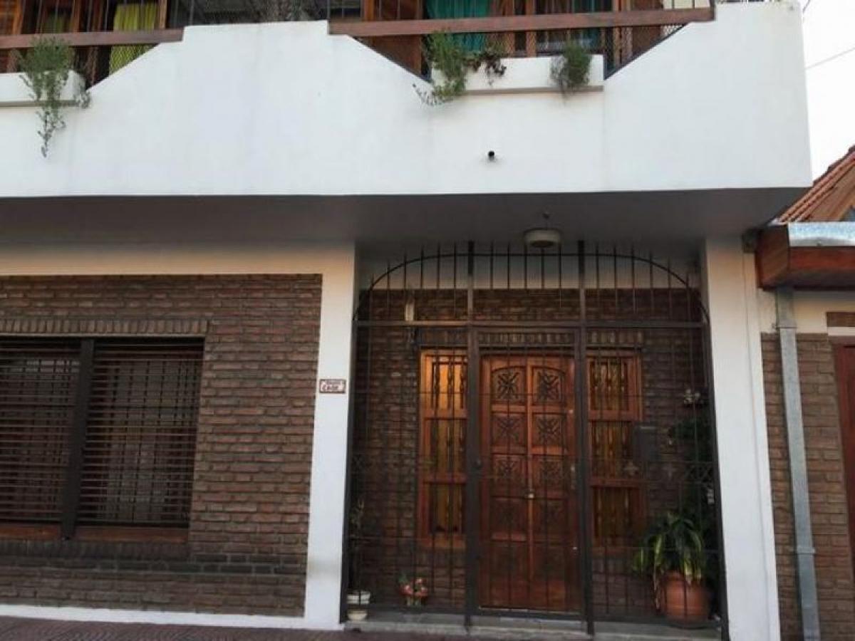 Casa de 3 dormitorios en Tres de Febrero, Argentina No. 57142