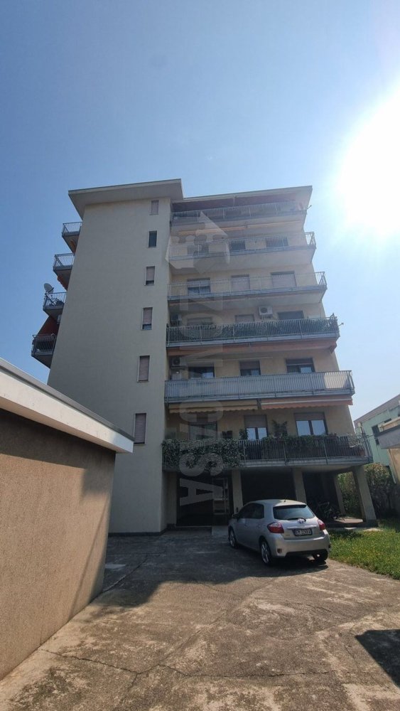 4 bedrooms Apartment in Gallarate, Italy No. 361289