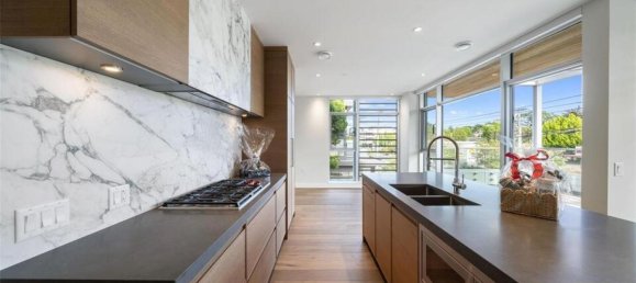 2 bedrooms Condo in British Columbia, Canada No. 1073 5