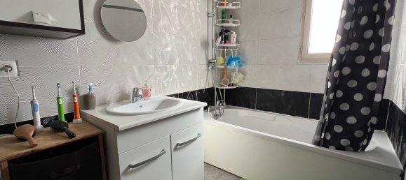 3 bedrooms House in La Queue-en-Brie, France No. 123584 5