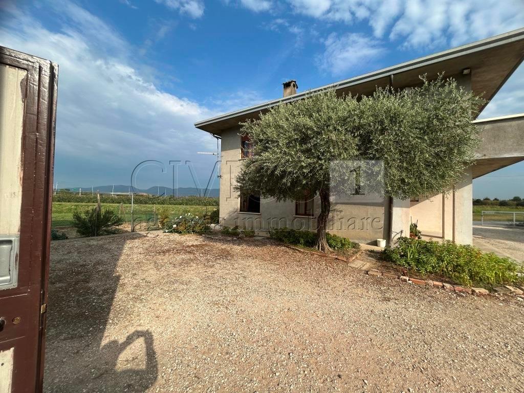 Дом с 9 комнатами в Роволон, Италия № 230792