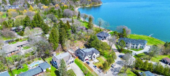 7 bedrooms House in Mississauga, Canada No. 504 3