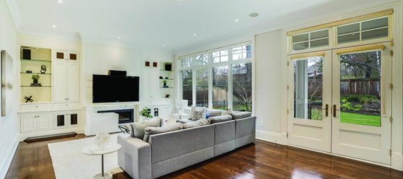 7 bedrooms House in Mississauga, Canada No. 504 11