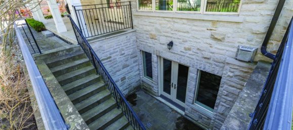 7 bedrooms House in Mississauga, Canada No. 504 6