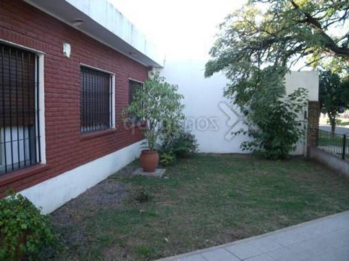 Casa de 3 dormitorios en Almirante Brown, Argentina No. 65851