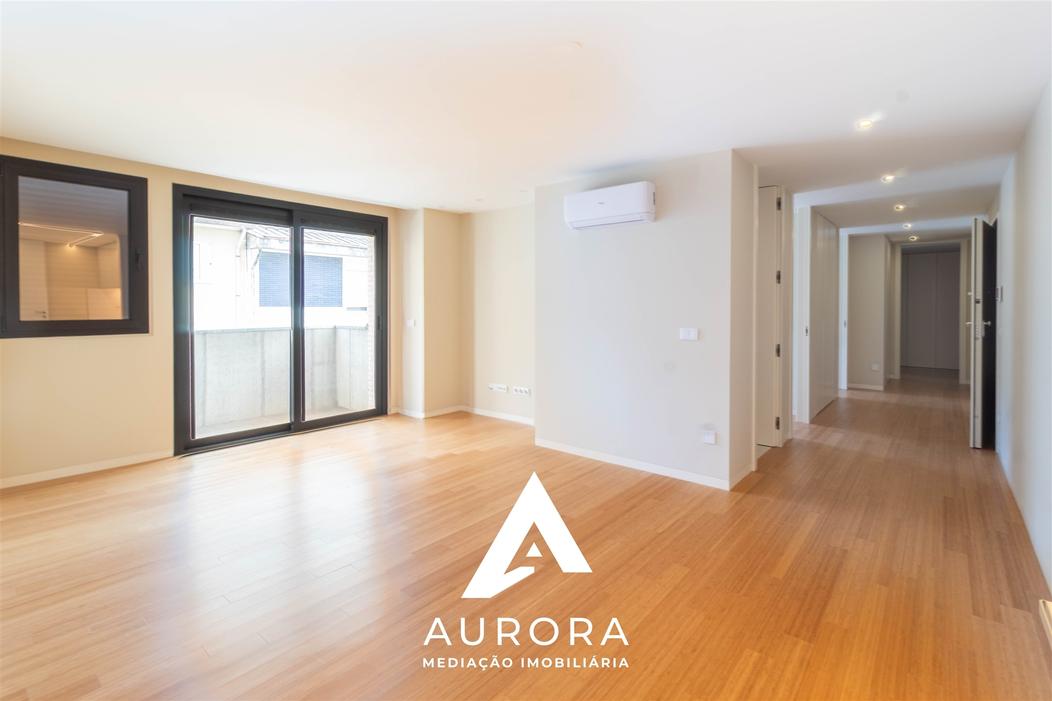 3 bedrooms Apartment in Espinho, Portugal No. 304099