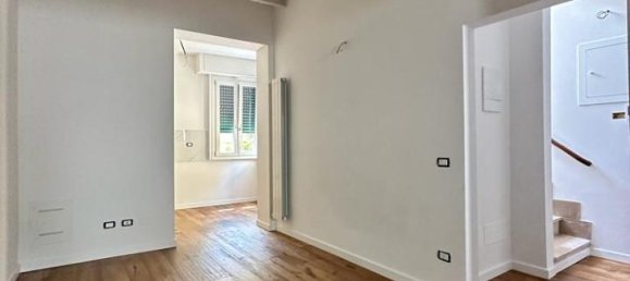 4 rooms Apartment in Florence, Italy No. 25295 3