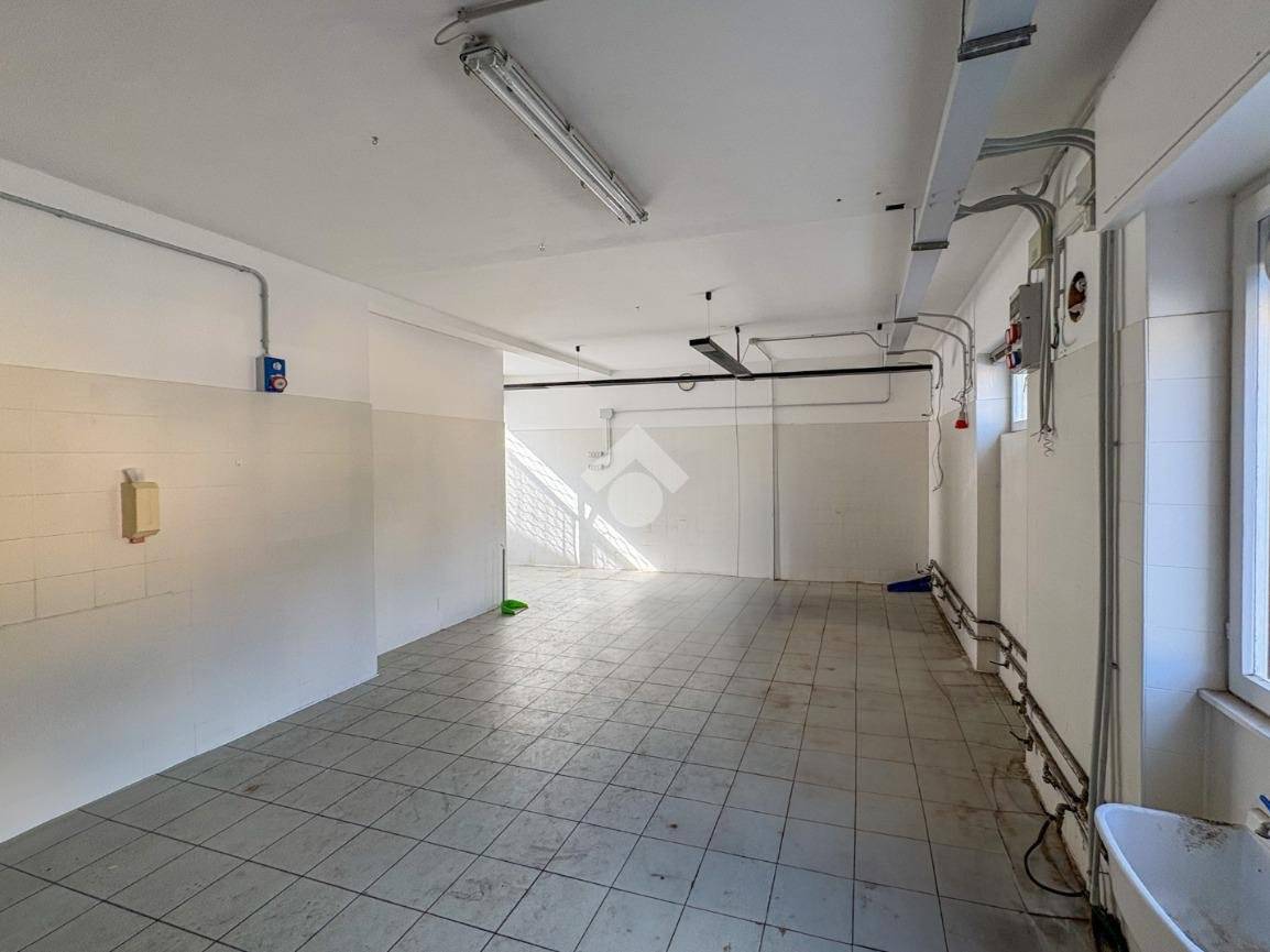 5-Zimmer Gewerbliche Immobilie in Mandello del Lario, Italy, Nr. 282336