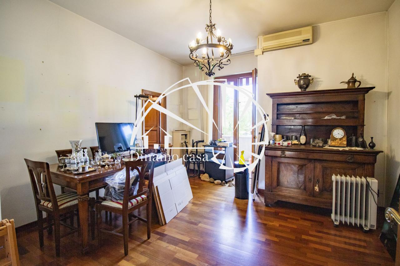 Apartamento de 6 habitaciónes en Prato, Italy No. 132511