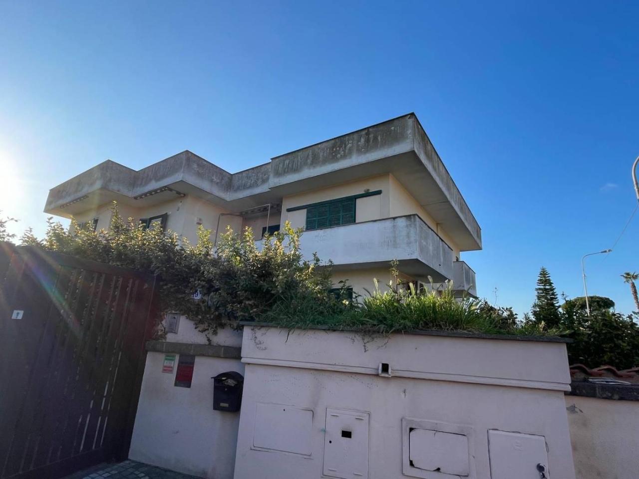 Квартира с 3 комнатами в Неттуно, Италия № 41239