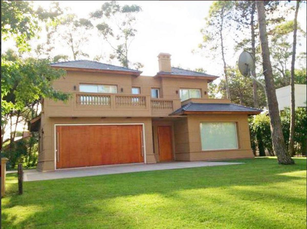 4 bedrooms House in Mar del Plata, Argentina No. 68535