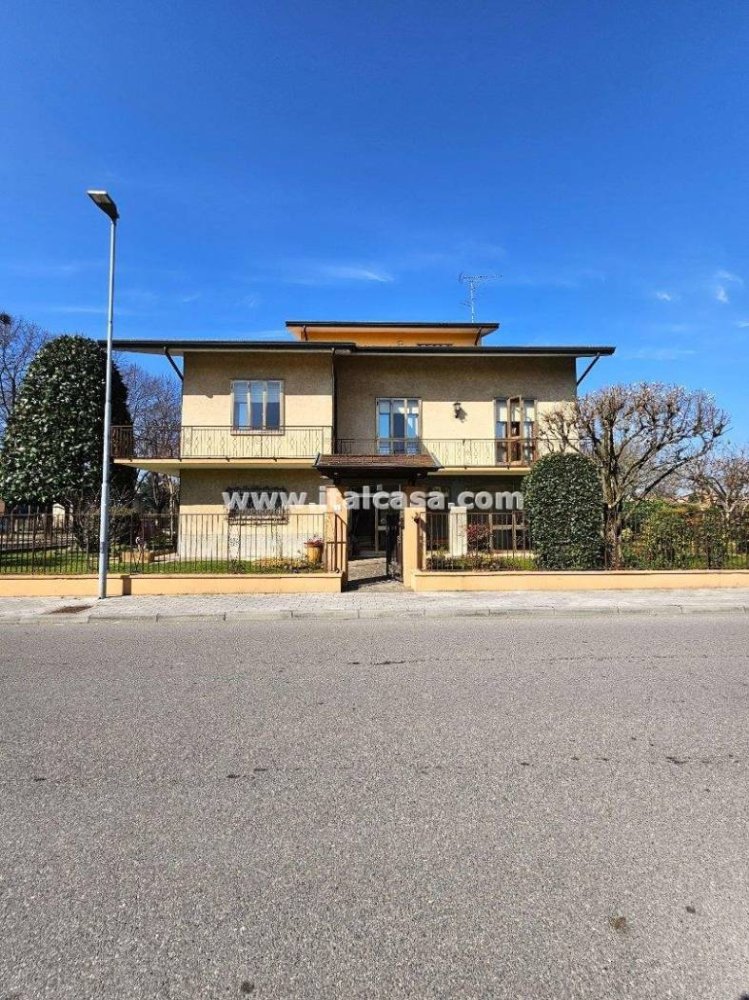 3 bedrooms Villa in Borgo Virgilio, Italy No. 353799