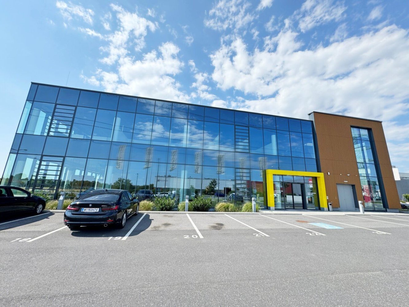 1325m² Commercial property in Liesing, Austria No. 131075