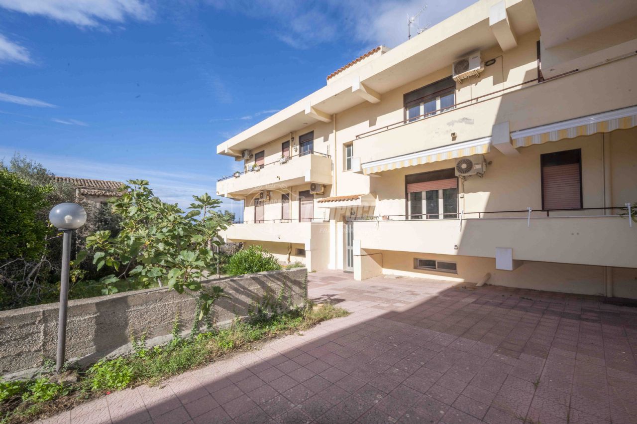 3 bedrooms Apartment in Messina, Italy No. 162577