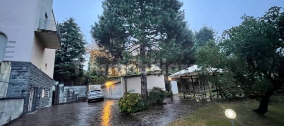 2 bedrooms Villa in Como, Italy No. 65186 2