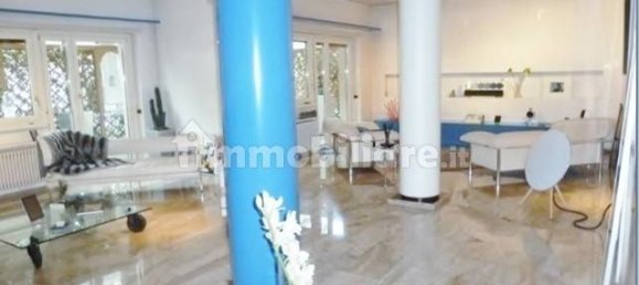 Квартира с 4 спальнями в Рим, Италия № 108772 4