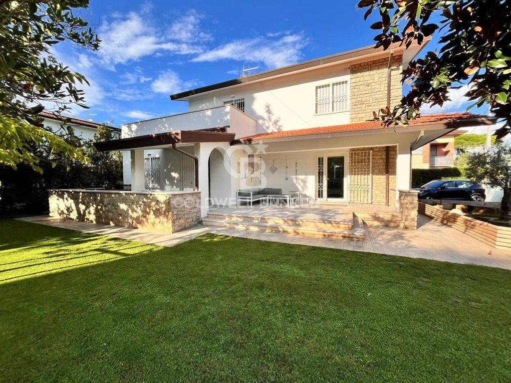 4 bedrooms Villa in Forte dei Marmi, Italy No. 79767