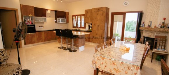 4 bedrooms Villa in Xylotymbou, Cyprus No. 1447 3