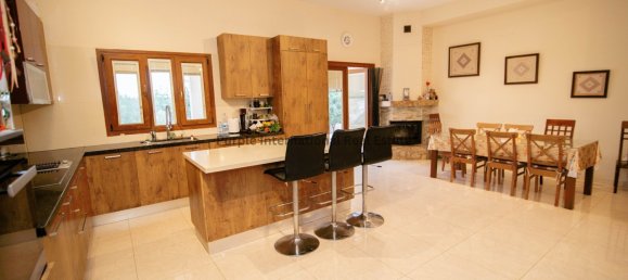 4 bedrooms Villa in Xylotymbou, Cyprus No. 1447 11