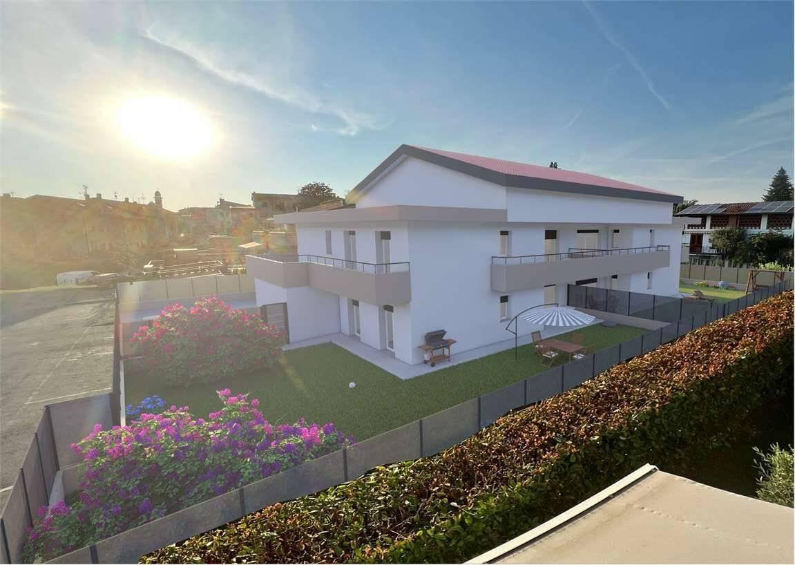 Apartamento de 3 habitaciónes en Inverigo, Italy No. 152445