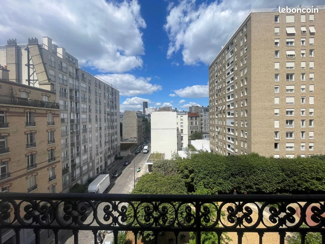 2 rooms Apartment in Paris, France No. 332179