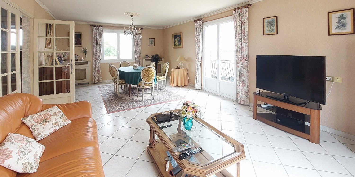 Casa de 4 dormitorios en Sorigny, France No. 264416