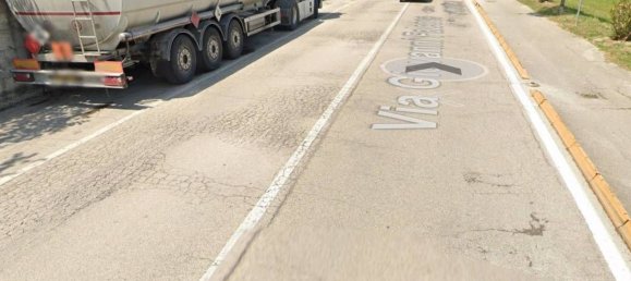 172m² Commercial property in Fermo, Italy No. 257731 2