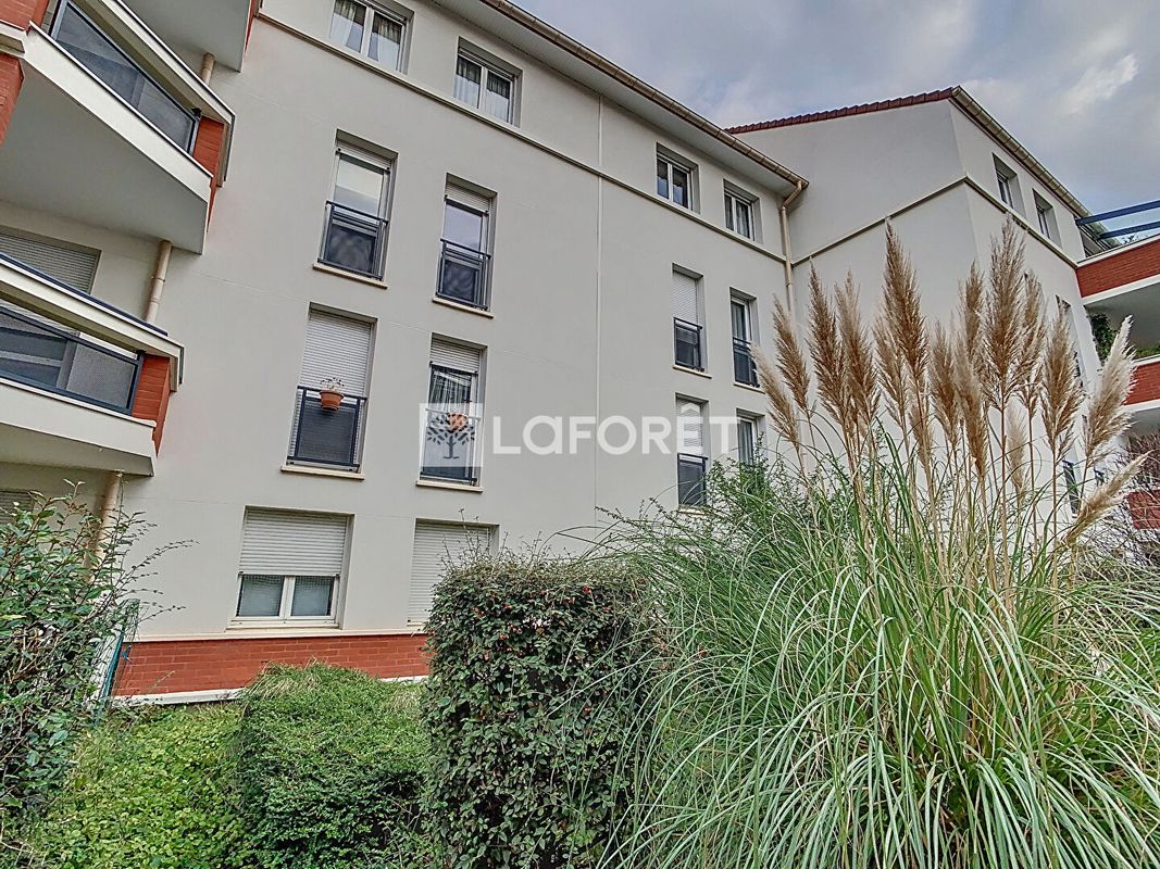 3 bedrooms Apartment in Villejuif, France No. 180439