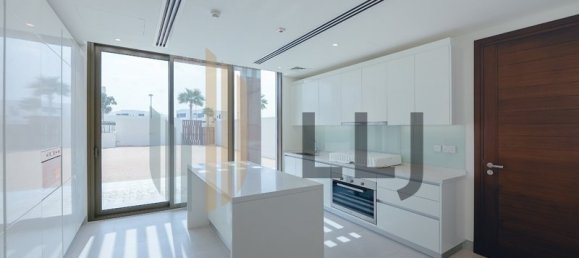 Вилла с 4 спальнями в Абу-Даби, ОАЭ № 64324 10