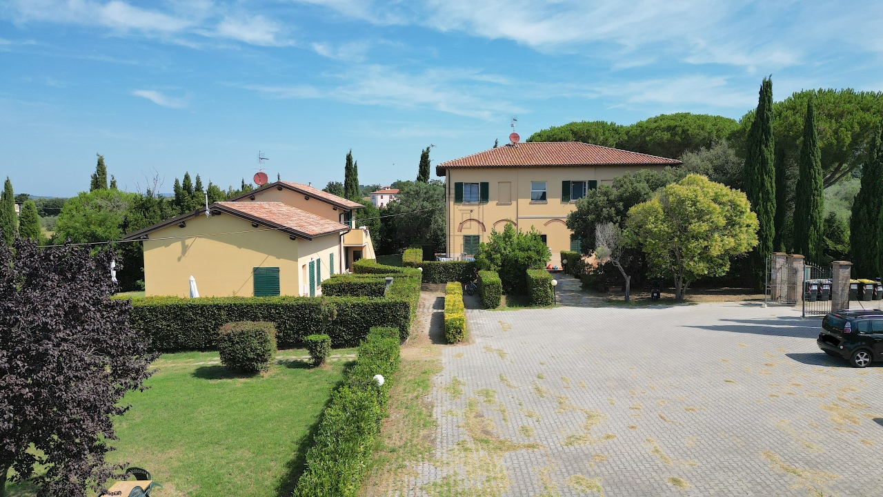 Edificio de 15 dormitorios en Cecina, Italy No. 42680