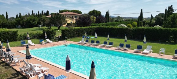 Edificio de 15 dormitorios en Cecina, Italy No. 42680 4