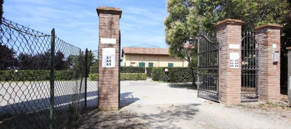 Edificio de 15 dormitorios en Cecina, Italy No. 42680 7