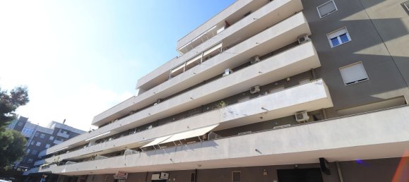 2-salle Appartement à Bari, Italy No. 39602 10