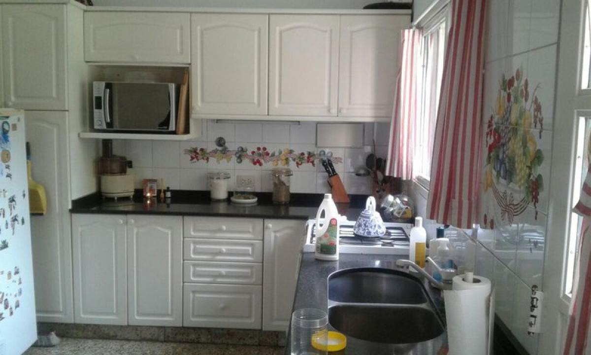 Casa de 3 dormitorios en Morón, Argentina No. 57094