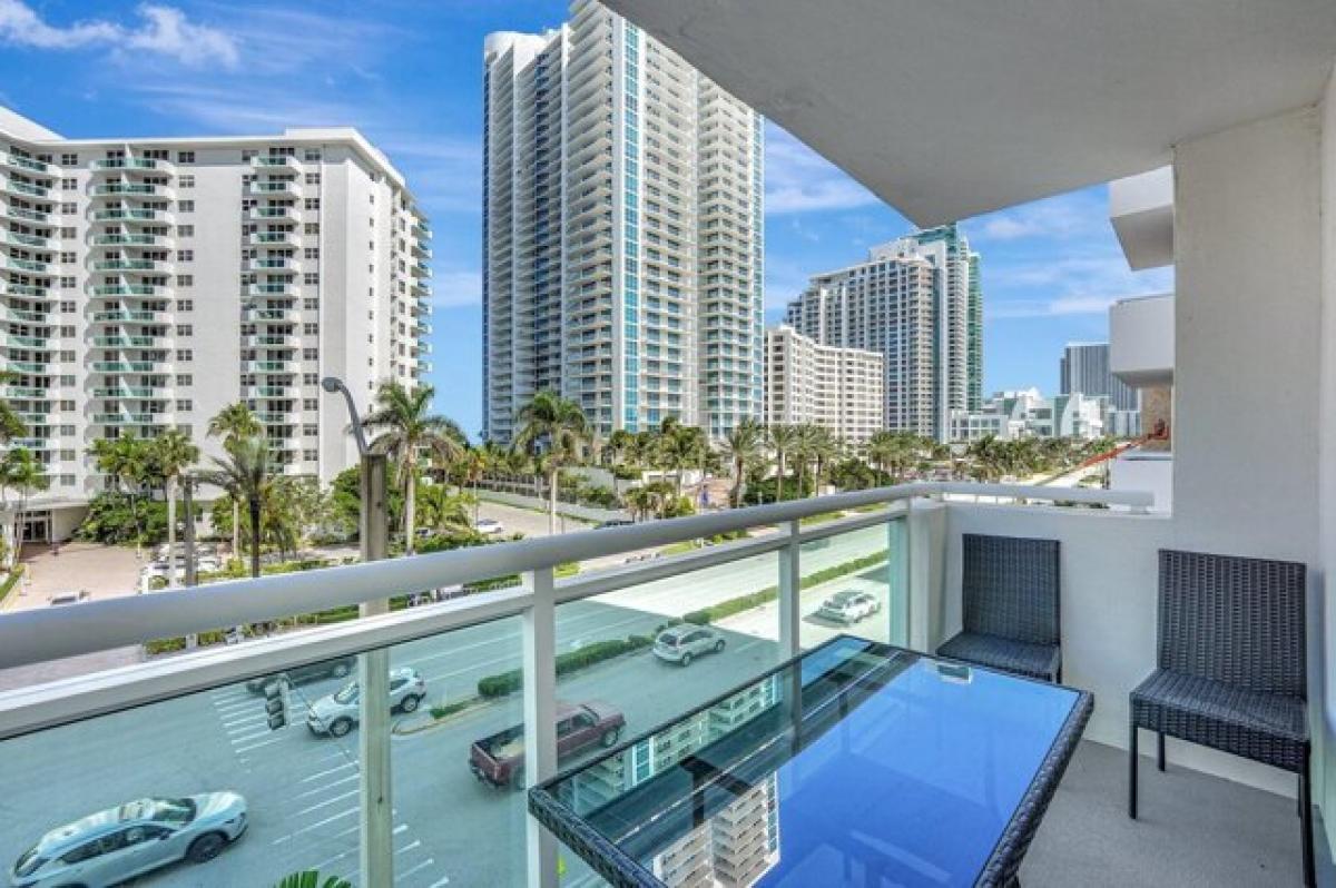 Studio in Hollywood, USA No. 390444