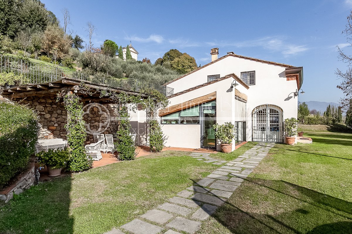 4 bedrooms Villa in Lucca, Italy No. 227901