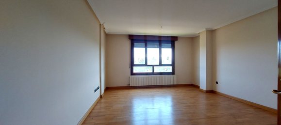 3 Schlafzimmer Wohnung in Logrono, Spain, Nr. 165032 2
