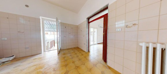 Квартира с 4 комнатами в Бари, Италия № 161081 12