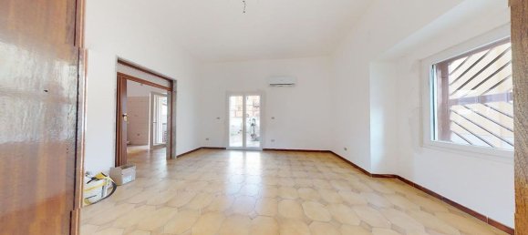 Квартира с 4 комнатами в Бари, Италия № 161081 6