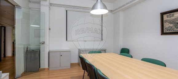 344m² Commercial property in Lisbon, Portugal No. 251714 12