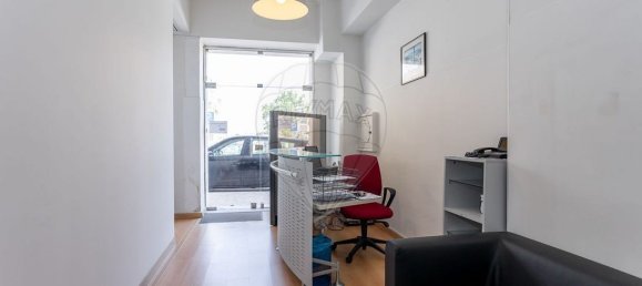 344m² Commercial property in Lisbon, Portugal No. 251714 23