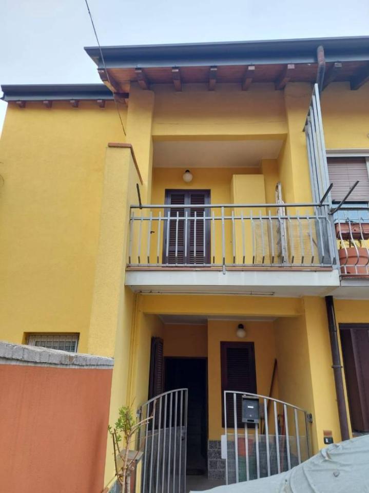 4 rooms House in Limido Comasco, Italy No. 19160