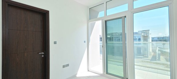 3 bedrooms Villa in Dubai, UAE No. 469 12