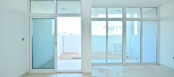 3 bedrooms Villa in Dubai, UAE No. 469 2